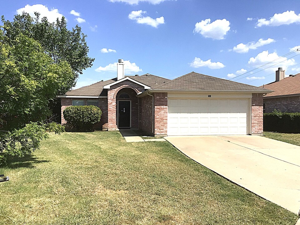 702 Castlewick Ct in Arlington, TX - Building Photo