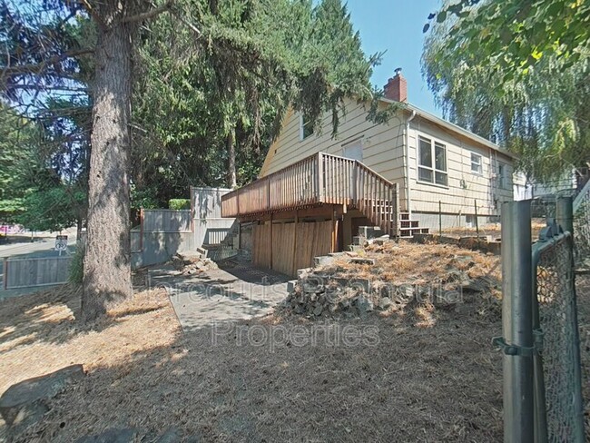 1702 Wheaton Way in Bremerton, WA - Building Photo - Building Photo