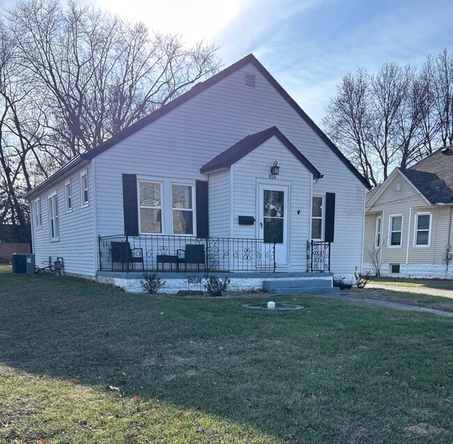 property at 814 W Pearl St