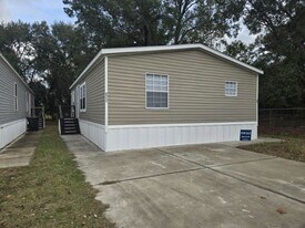 7001 Greenbrier Village Dr in Lakeland, FL - Building Photo