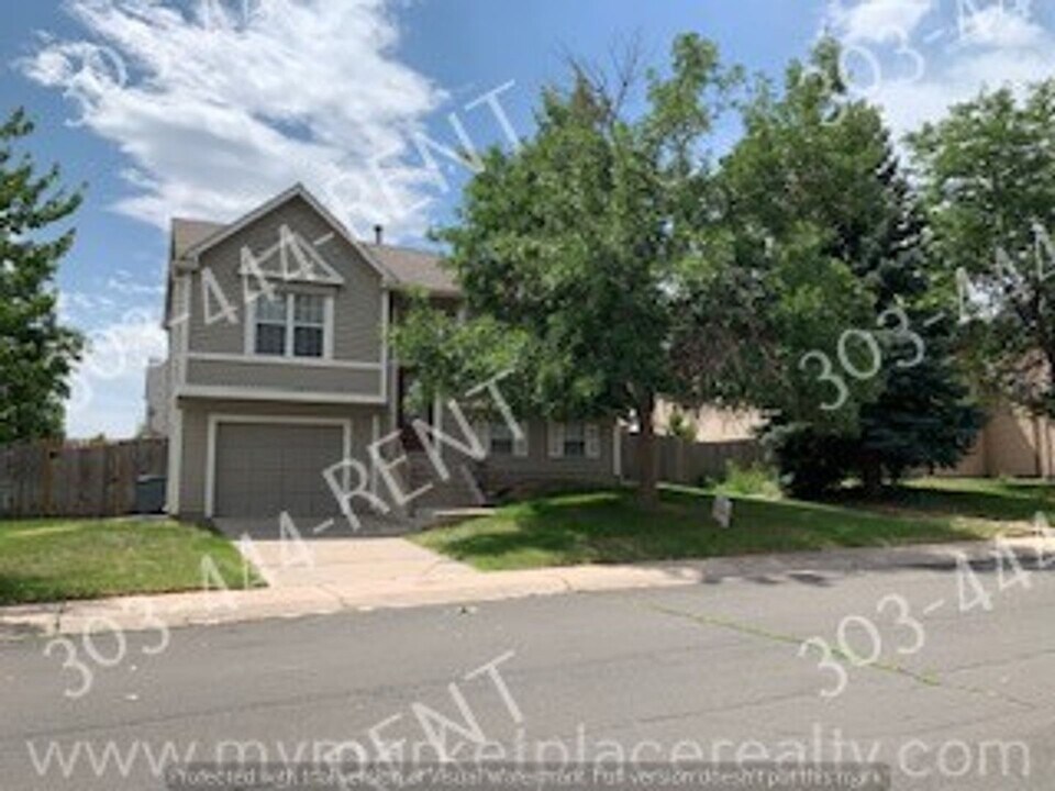 20722 E 43rd Ave in Denver, CO - Building Photo
