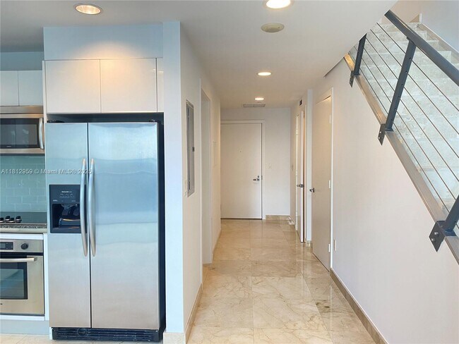 1060 Brickell Ave, Unit # 1009 in Miami, FL - Building Photo - Building Photo