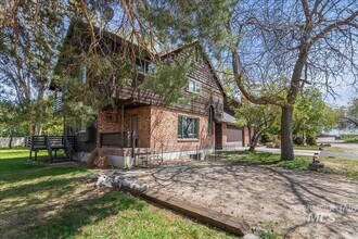 2306 N Montana Ave in Caldwell, ID - Foto de edificio - Building Photo