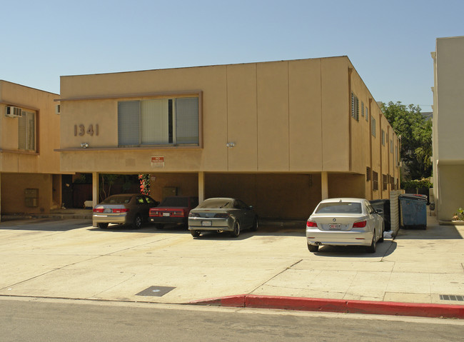 1341 N Poinsettia Pl in Los Angeles, CA - Foto de edificio - Building Photo
