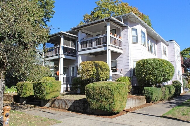 1622-1628 SE 32nd Pl / 3259-3261 SE Market St