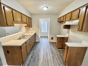 6481 Summer Creek E in Memphis, TN - Foto de edificio - Building Photo
