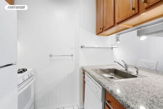 393 W 49th St in New York, NY - Building Photo - Building Photo