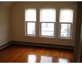 19 Curtis St, Unit 2 in Somerville, MA - Foto de edificio - Building Photo