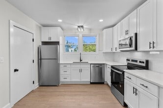 1070 Whitney Avenue - Lake Whitney in Hamden, CT - Foto de edificio - Building Photo