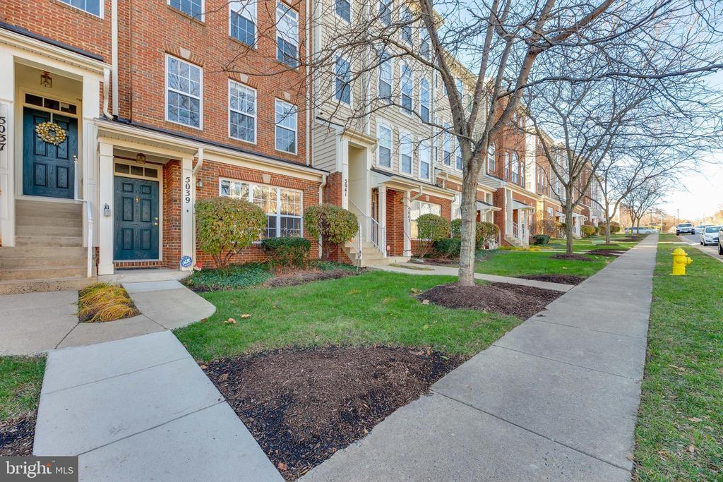 5039 Anchorstone Dr in Woodbridge, VA - Building Photo