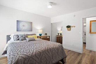 15432 Gault St, Unit 112 in Los Angeles, CA - Foto de edificio - Building Photo