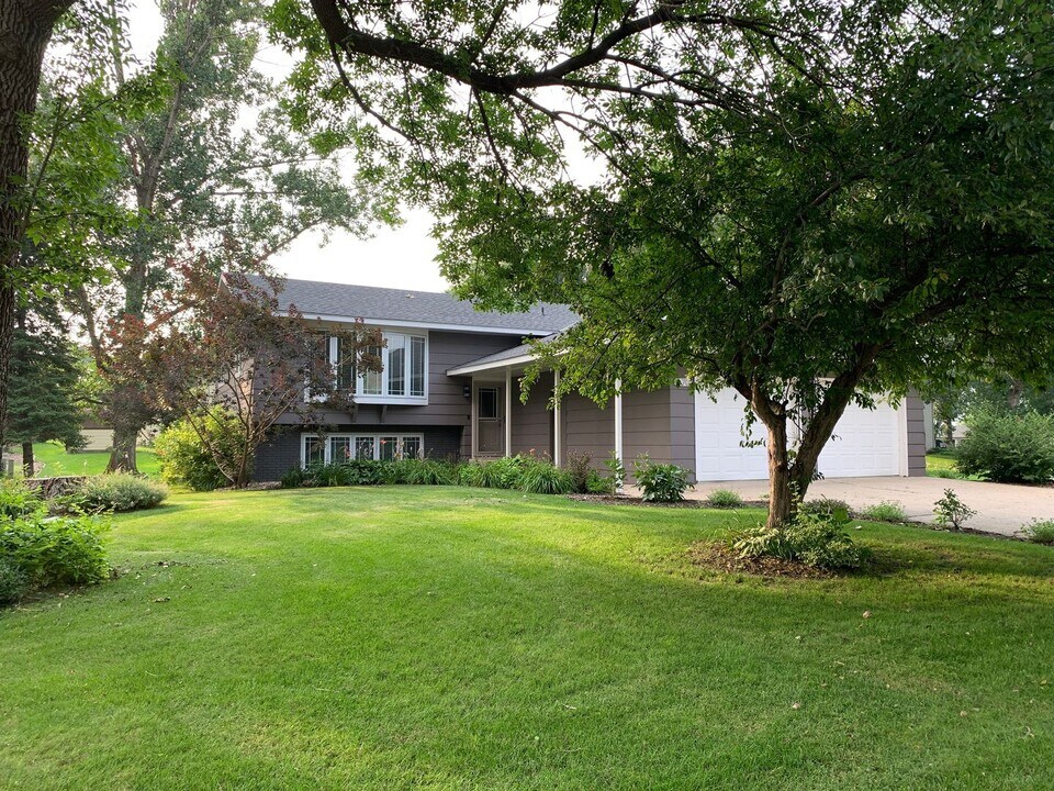 570 Roberts St SW in Hutchinson, MN - Building Photo