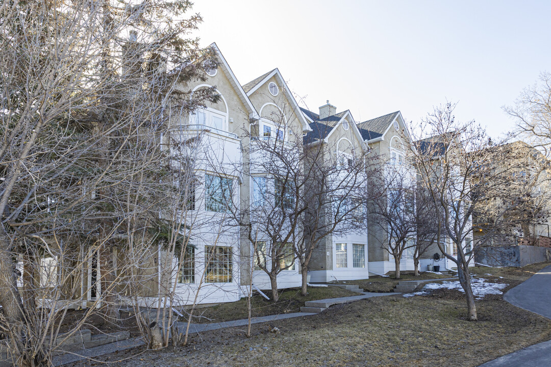 1611 21 Av SW in Calgary, AB - Building Photo