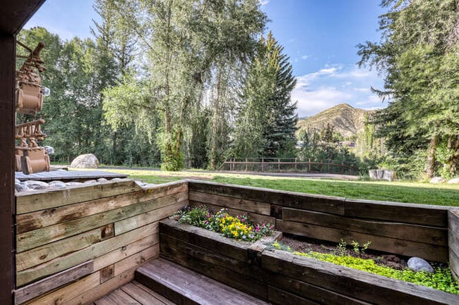 property at 1061 W Beaver Creek Blvd