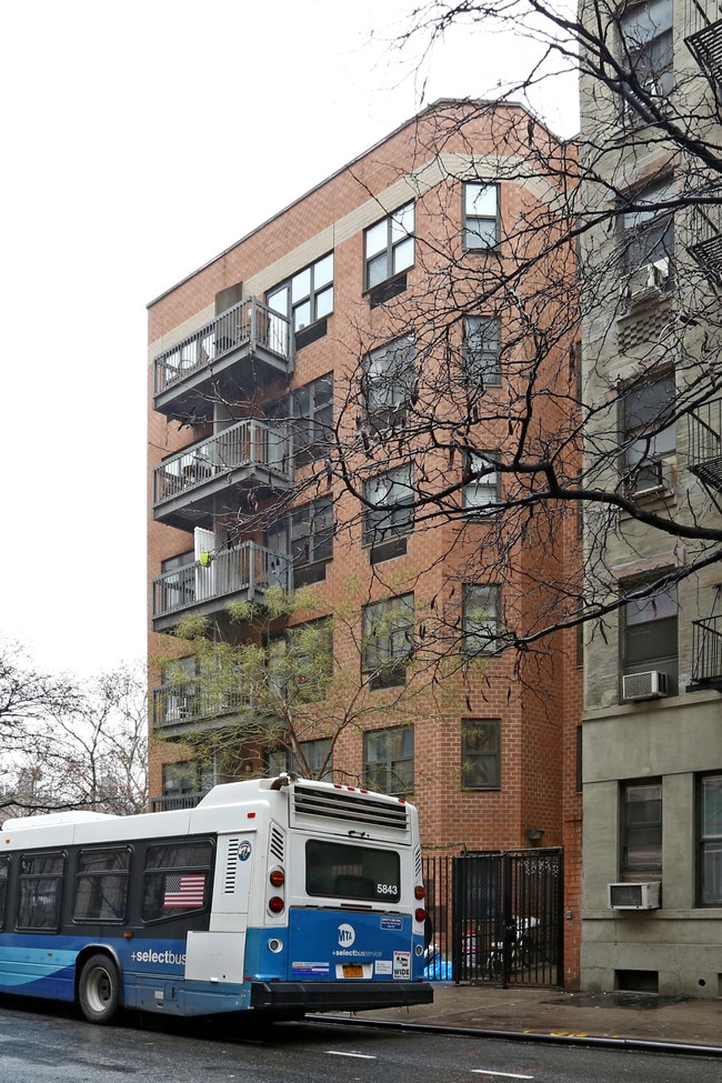 337 W 43rd St in New York, NY - Foto de edificio - Building Photo