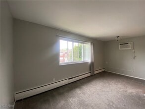1450 Riverside Dr in Lakewood, OH - Foto de edificio - Building Photo