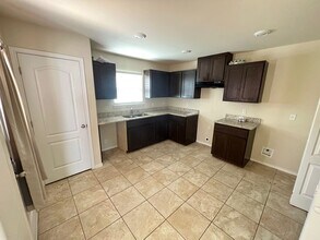 1510 Port Texas Dr in Laredo, TX - Building Photo - Building Photo