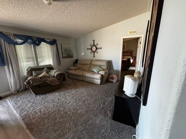 11026 Redwood Rd in Pinon Hills, CA - Building Photo - Building Photo