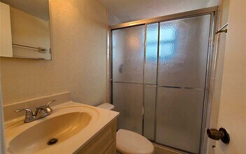 2710 W 60th Pl, Unit #202 in Hialeah, FL - Foto de edificio - Building Photo