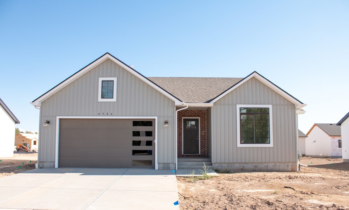 4586 Rustle Rd in Ammon, ID - Building Photo