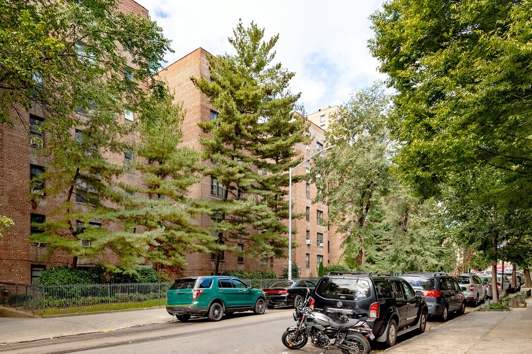 83-30 118th St in Kew Gardens, NY - Building Photo