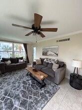 4340 Falmouth Dr, Unit 201 in Longboat Key, FL - Foto de edificio - Building Photo