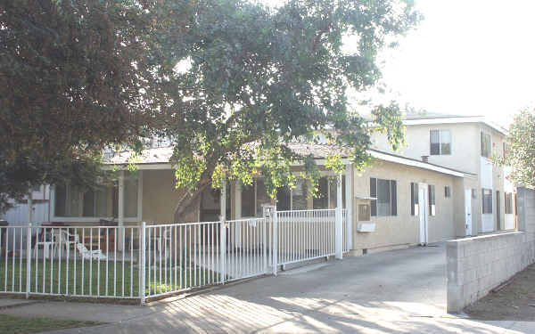 5709 Willowcrest Ave in North Hollywood, CA - Foto de edificio