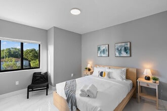 1350 NW 28th St in Miami, FL - Foto de edificio - Building Photo