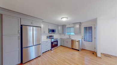 19 Ashmont Ave, Unit 19 in Newton, MA - Building Photo - Building Photo