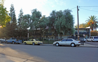 Gibson Oaks in Sacramento, CA - Building Photo - Building Photo