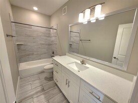 1620 Oak Tree Dr in Houston, TX - Building Photo