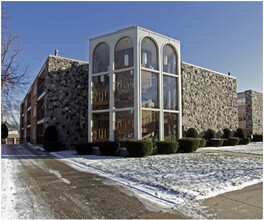 IMPERIAL HOUSE APARTMENTS in Kenosha, WI - Foto de edificio - Building Photo