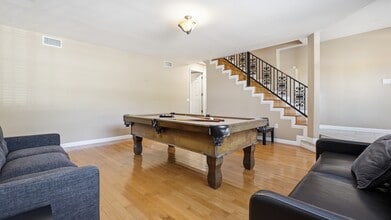 10350 Johanna Ave in Sunland, CA - Foto de edificio - Building Photo