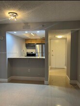 800 N Miami Ave, Unit 102 in Miami, FL - Foto de edificio - Building Photo