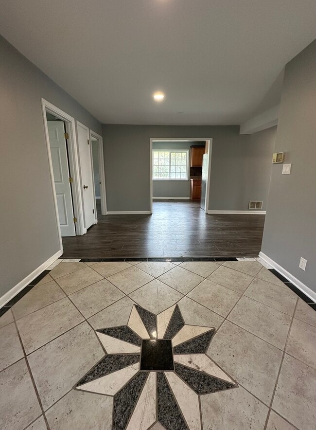 1302 Clayton Marsh Dr in Lake In The Hills, IL - Building Photo - Building Photo