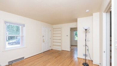 903 Sylvan Ave in Ann Arbor, MI - Building Photo - Building Photo