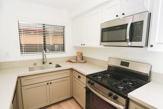 Galleria Townhomes in Lawndale, CA - Foto de edificio - Building Photo