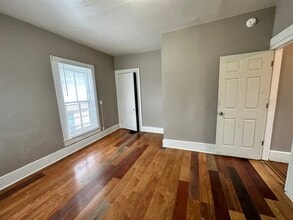 922 N 8th St, Unit Apt 2 in Burlington, IA - Building Photo - Building Photo