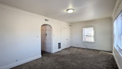 825 W Jefferson St in Joliet, IL - Building Photo - Building Photo