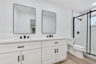 2942 SW 25th St in Miami, FL - Building Photo - Building Photo
