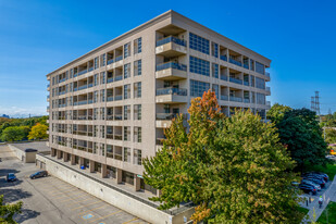 1 Leaside Park Dr in Toronto, ON - Building Photo