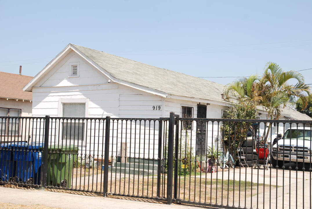 919 E 55th St in Los Angeles, CA - Building Photo