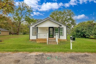 3510 Brooks St in Dayton, TX - Building Photo