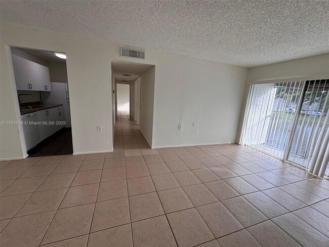1140 Lake Victoria Dr in West Palm Beach, FL - Building Photo - Building Photo