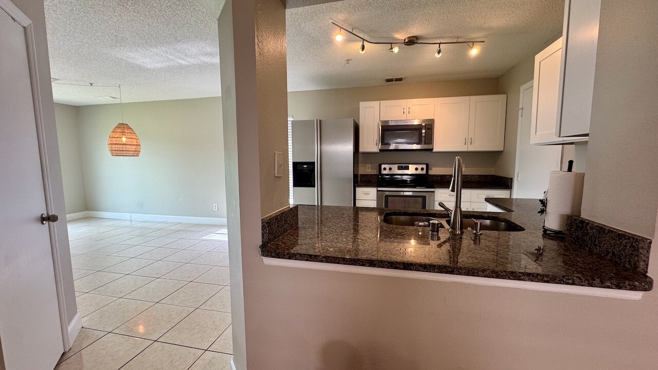 9683 Hollyhill Drive in Orlando, FL - Building Photo