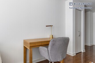 4918 St Elmo Ave in Bethesda, MD - Foto de edificio - Building Photo