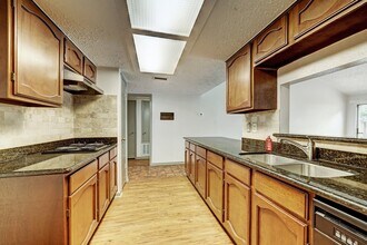 1906 Iron Ridge in Sugar Land, TX - Building Photo - Building Photo