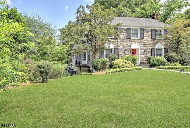 548 Hartford Ct in South Orange, NJ - Building Photo - Building Photo