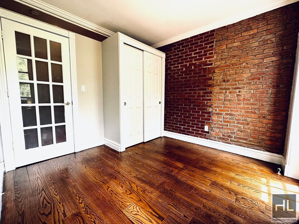 AMAZING ONE BEDROOM APARTMENT!! AMAZING DE in New York, NY - Building Photo