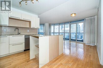 25 Carlton St. in Toronto, ON - Building Photo - Building Photo